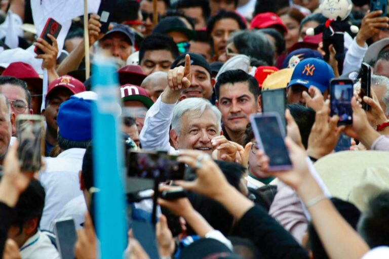 Andrés Manuel López Obrador no percibe riesgo a su seguridad o su vida, luego de que en la histórica marcha que encabezó –el domingo 27 de noviembre en la capital del país– se rompió el protocolo de seguridad que se establece para todos los presidentes