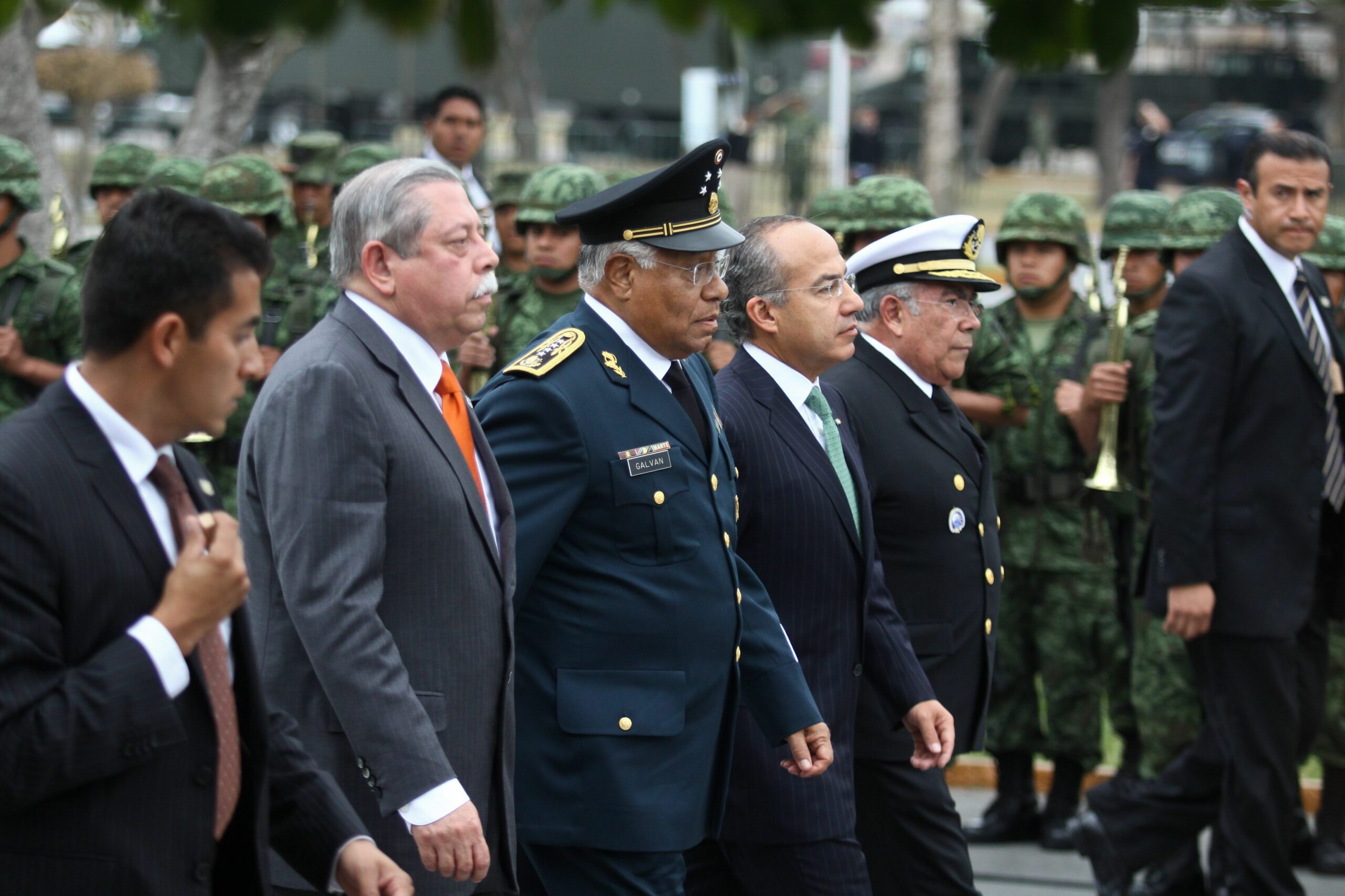 Felipe Calderón en compañía de elementos del ejército mexicano