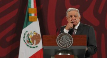 AMLO ironiza: podemos pintar de amarillo rieles del Tren Maya