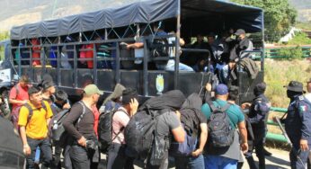 Rescatan a 125 migrantes en carretera de Oaxaca