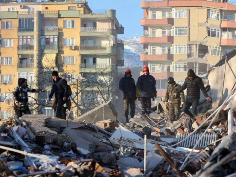 Brigadistas en labores de rescate por sismo en Turquía y Siria