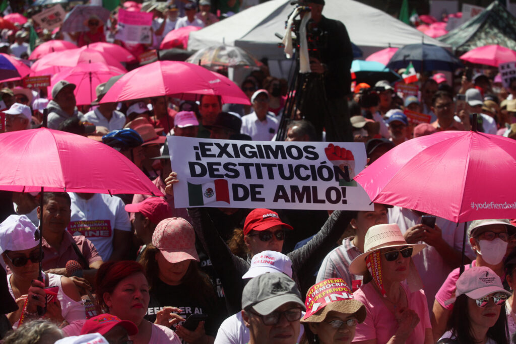 Corruptos, traficantes de influencias y quienes han abusado y se han beneficiado ilegalmente del viejo régimen encabezaron la marcha del pasado 26 de febrero en la capital del país, supuestamente en defensa del Instituto Nacional Electoral, exhibió esta mañana el presidente Andrés Manuel López Obrador.