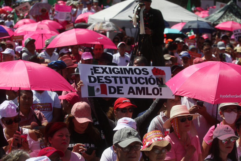 Corruptos, traficantes de influencias y quienes han abusado y se han beneficiado ilegalmente del viejo régimen encabezaron la marcha del pasado 26 de febrero en la capital del país, supuestamente en defensa del Instituto Nacional Electoral, exhibió esta mañana el presidente Andrés Manuel López Obrador.