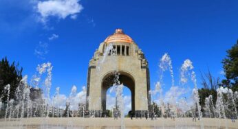 Por Día de las Madres, baile y lucha libre en el Monumento a la Revolución