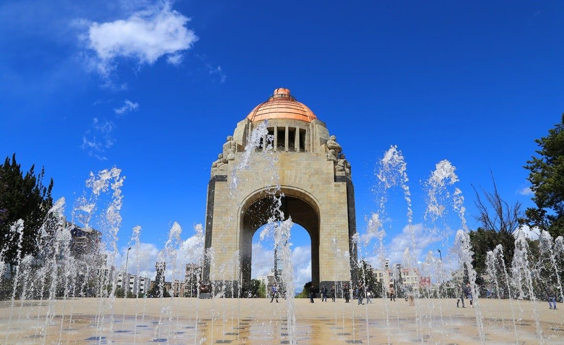 Por Día de las Madres, baile y lucha libre en el Monumento a la Revolución