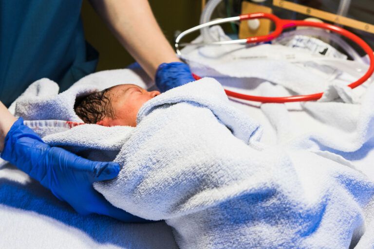 La cercanía constante de las madres durante el embarazo con zonas de explotación de gas fósil –mal llamado “gas natural”– podría repercutir en la presencia de malformaciones congénitas del sistema digestivo, del sistema circulatorio, de los órganos genitales, y de fisura del paladar y labio leporino en recién nacidos, señala el estudio Impactos al desarrollo fetal por proximidad a pozos de gas “natural” (fósil): anomalías congénitas y genéticas en recién nacidos en la provincia petrolera de burgos 2017-2021.