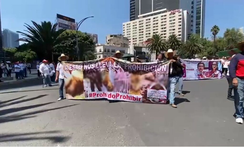 Criadores y comerciantes de animales, galleros, taurinos y jaripeyeros se manifestaron en contra de la Ley de Protección a los Animales.