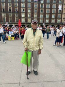 El júbilo desbordante, abriéndose paso por cada camino que desemboca en el Zócalo capitalino. Tamboras, guitarras, batucada acompañaban a las centenas de mujeres, niños, ancianos y jóvenes que se dieron cita a la invitación que lanzó el presidente de este pueblo vibrante.