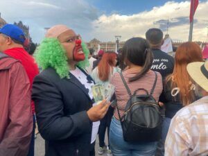 El júbilo desbordante, abriéndose paso por cada camino que desemboca en el Zócalo capitalino. Tamboras, guitarras, batucada acompañaban a las centenas de mujeres, niños, ancianos y jóvenes que se dieron cita a la invitación que lanzó Andrés Manuel López Obrador, el presidente de este pueblo vibrante.