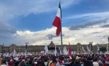 El júbilo desbordante, abriéndose paso por cada camino que desemboca en el Zócalo capitalino. Tamboras, guitarras, batucada acompañaban a las centenas de mujeres, niños, ancianos y jóvenes que se dieron cita a la invitación que lanzó el presidente de este pueblo vibrante.