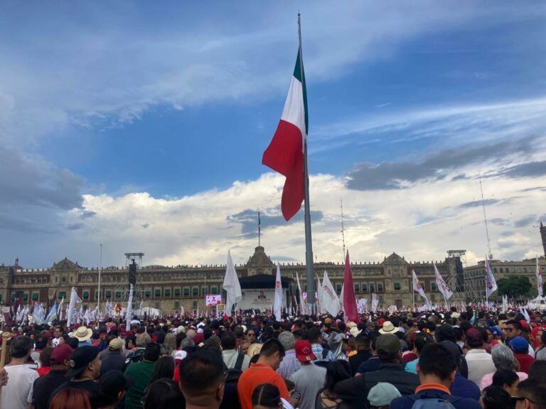 El júbilo desbordante, abriéndose paso por cada camino que desemboca en el Zócalo capitalino. Tamboras, guitarras, batucada acompañaban a las centenas de mujeres, niños, ancianos y jóvenes que se dieron cita a la invitación que lanzó el presidente de este pueblo vibrante.