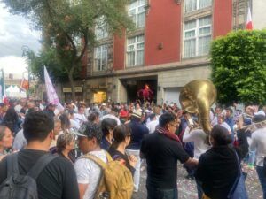 El júbilo desbordante, abriéndose paso por cada camino que desemboca en el Zócalo capitalino. Tamboras, guitarras, batucada acompañaban a las centenas de mujeres, niños, ancianos y jóvenes que se dieron cita a la invitación que lanzó Andrés Manuel López Obrador, el presidente de este pueblo vibrante.