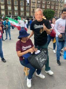 El júbilo desbordante, abriéndose paso por cada camino que desemboca en el Zócalo capitalino. Tamboras, guitarras, batucada acompañaban a las centenas de mujeres, niños, ancianos y jóvenes que se dieron cita a la invitación que lanzó el presidente de este pueblo vibrante.