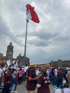 El júbilo desbordante, abriéndose paso por cada camino que desemboca en el Zócalo capitalino. Tamboras, guitarras, batucada acompañaban a las centenas de mujeres, niños, ancianos y jóvenes que se dieron cita a la invitación que lanzó Andrés Manuel López Obrador, el presidente de este pueblo vibrante.