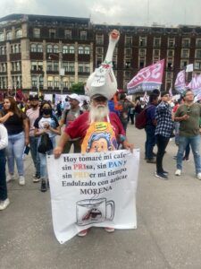 El júbilo desbordante, abriéndose paso por cada camino que desemboca en el Zócalo capitalino. Tamboras, guitarras, batucada acompañaban a las centenas de mujeres, niños, ancianos y jóvenes que se dieron cita a la invitación que lanzó Andrés Manuel López Obrador, el presidente de este pueblo vibrante.