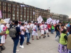 El júbilo desbordante, abriéndose paso por cada camino que desemboca en el Zócalo capitalino. Tamboras, guitarras, batucada acompañaban a las centenas de mujeres, niños, ancianos y jóvenes que se dieron cita a la invitación que lanzó Andrés Manuel López Obrador, el presidente de este pueblo vibrante.