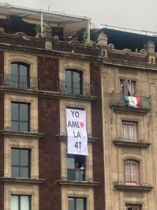 El júbilo desbordante, abriéndose paso por cada camino que desemboca en el Zócalo capitalino. Tamboras, guitarras, batucada acompañaban a las centenas de mujeres, niños, ancianos y jóvenes que se dieron cita a la invitación que lanzó Andrés Manuel López Obrador, el presidente de este pueblo vibrante.