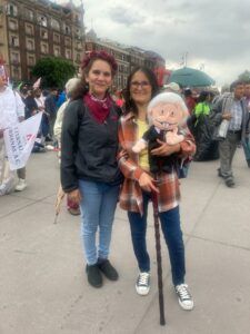 El júbilo desbordante, abriéndose paso por cada camino que desemboca en el Zócalo capitalino. Tamboras, guitarras, batucada acompañaban a las centenas de mujeres, niños, ancianos y jóvenes que se dieron cita a la invitación que lanzó el presidente de este pueblo vibrante.