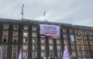 El júbilo desbordante, abriéndose paso por cada camino que desemboca en el Zócalo capitalino. Tamboras, guitarras, batucada acompañaban a las centenas de mujeres, niños, ancianos y jóvenes que se dieron cita a la invitación que lanzó Andrés Manuel López Obrador, el presidente de este pueblo vibrante.