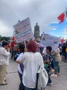 El júbilo desbordante, abriéndose paso por cada camino que desemboca en el Zócalo capitalino. Tamboras, guitarras, batucada acompañaban a las centenas de mujeres, niños, ancianos y jóvenes que se dieron cita a la invitación que lanzó Andrés Manuel López Obrador, el presidente de este pueblo vibrante.