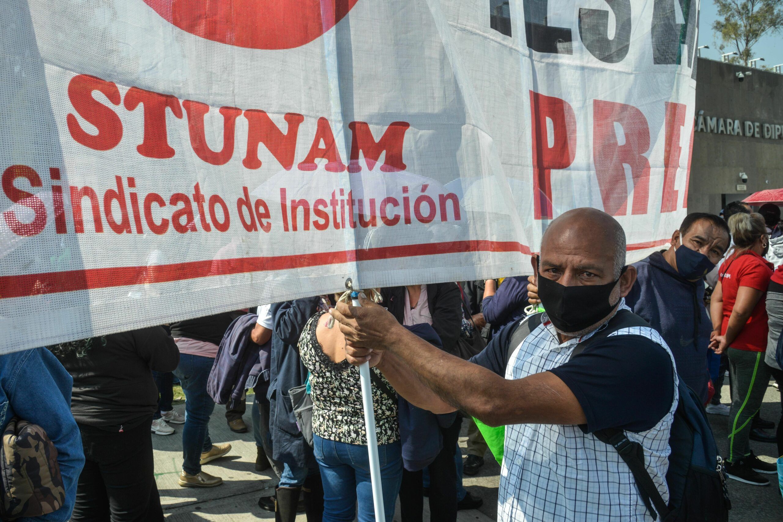 Veinte trabajadores titulados de la cúpula del STUNAM logran reclasificación