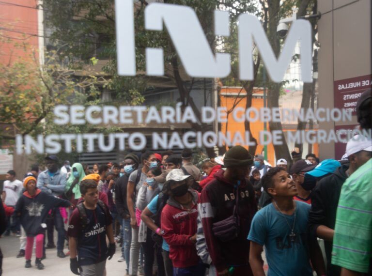 En Oaxaca, INM halló a 265 migrantes hacinados en camiones de carga