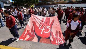 El presidente López Obrador dijo que el expediente de Ayotzinapa no está cerrado y que continuará la investigación.