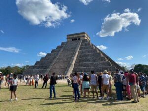 Las comunidades indígenas mayas Pisté y Xcalakoop presentaron amparos en contra del INAH por actos de discriminación.