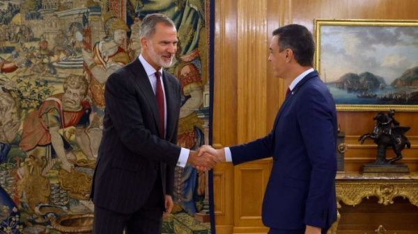 Desde Europa y el mundo. Rey de España propone a Pedro Sánchez como candidato a la investidura. Cae autobús turístico de un puente en Venecia, Italia