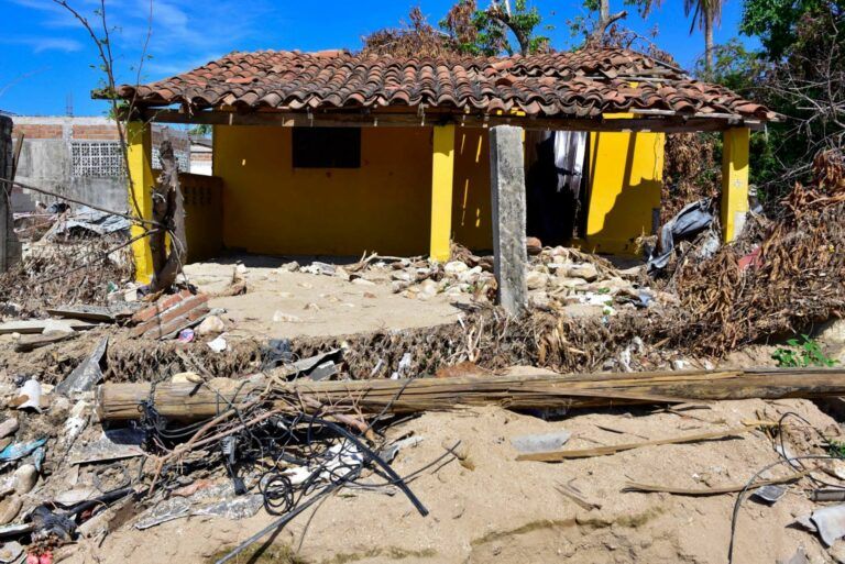 52 familias de 4 comunidades enclavadas en la Montaña de Guerrero pudieron reconstruir sus viviendas y obtener víveres por el apoyo del EZLN