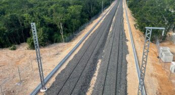 AMLO supervisa tramo de la línea férrea que se une al Tren Maya