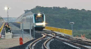 AMLO supervisa tramo de la línea férrea que se une al Tren Maya