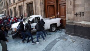 Mano negra, grupos porriles o hasta mercenarios podrían estar detrás de la irrupción violenta a Palacio Nacional: AMLO