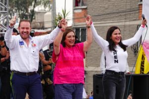 Un día después de la manifestación de la “marea rosa”, 250 personas dieron a conocer un manifiesto en el Palacio de Minería de la CDMX