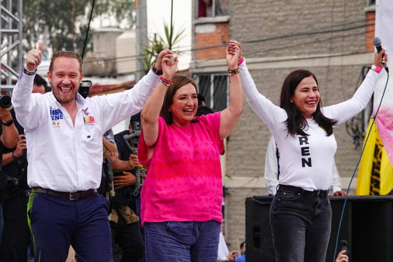 Un día después de la manifestación de la “marea rosa”, 250 personas dieron a conocer un manifiesto en el Palacio de Minería de la CDMX