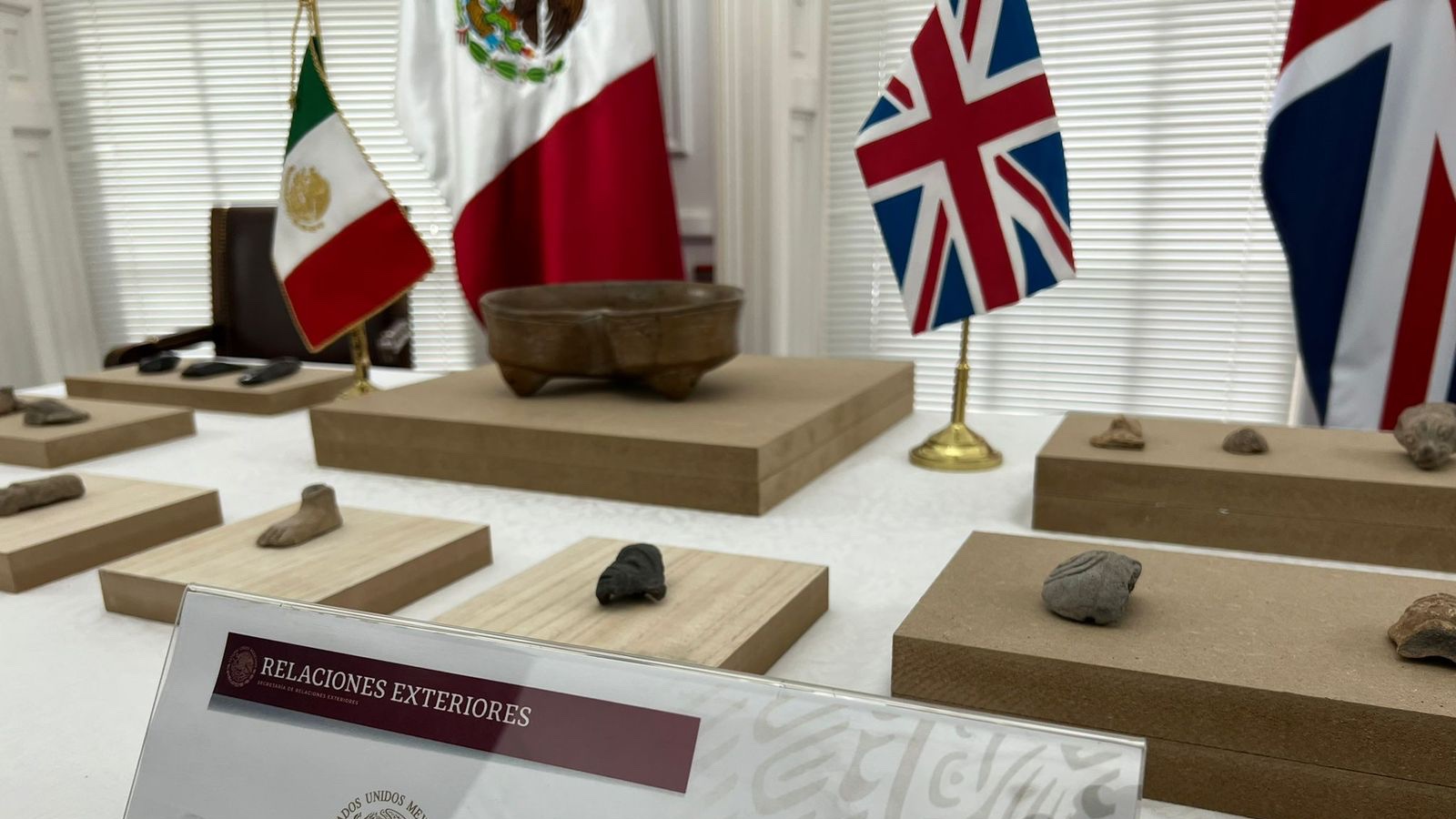 Alrededor de 19 piezas arqueológicas fueron recibidas por la Embajada de México en el Reino Unido para su retorno al país, informó la SRE