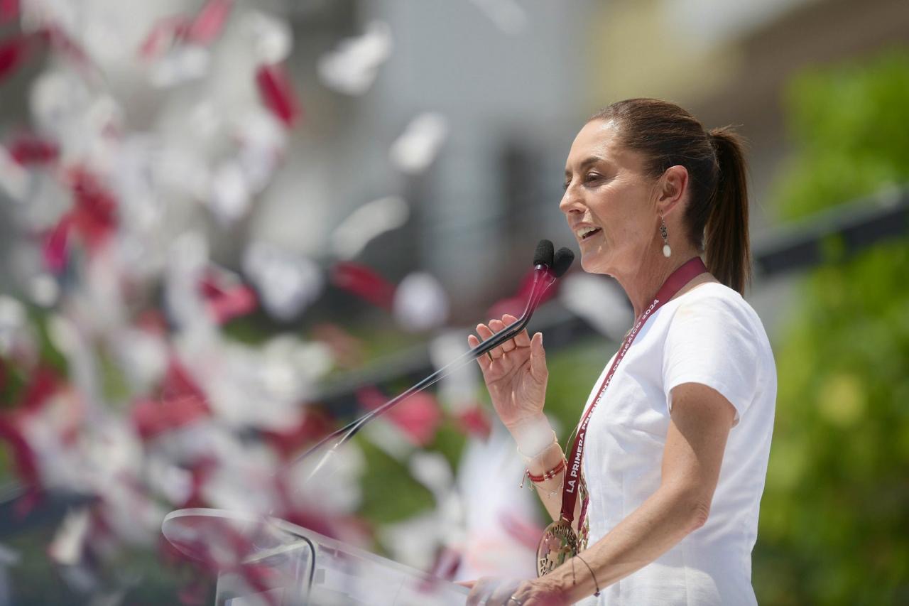 La presidenta de la Mesa Directiva de la Cámara de Diputados, Ifigenia Martínez Hernández, será quien entregará la banda presidencial.