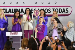 Distintas colectivas feministas, mujeres indígenas y políticas afines a la 4T entregaron el “bastón de mando de las mujeres” a Sheinbaum