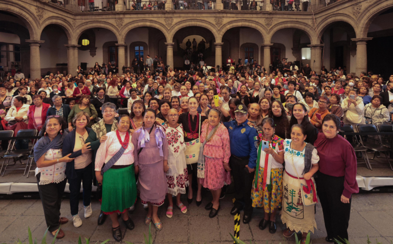 La representante de pueblos hñähñu, nahuas y tepehua, Salusticia Pacheco Hernández, entregó artesanías a Claudia Sheinbaum