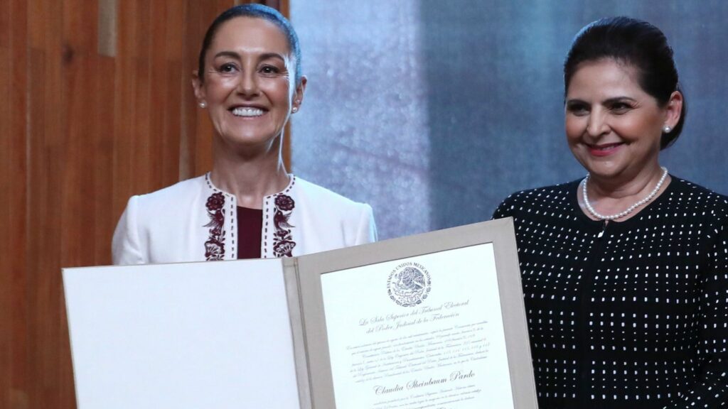 Constancia de mayoría recibe la presidenta constitucional, la doctora Claudia Sheinbaum Pardo. El presidente celebra el triunfo.