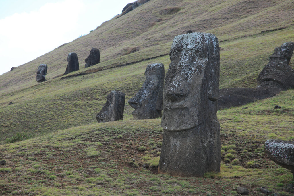 La isla de Rapa Nui, con sus gigantescos moais –estatuas humanoides de piedra–, ha sido objeto de estudios arqueológicos.