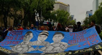 ¡Ayotzinapa vive! ¡La lucha sigue, sigue, sigue!