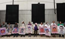 Ayotzinapa significa injusticia, impunidad y corrupción. A 10 años del crímen, aún se desconoce el paradero de los 43 jóvenes normalistas.