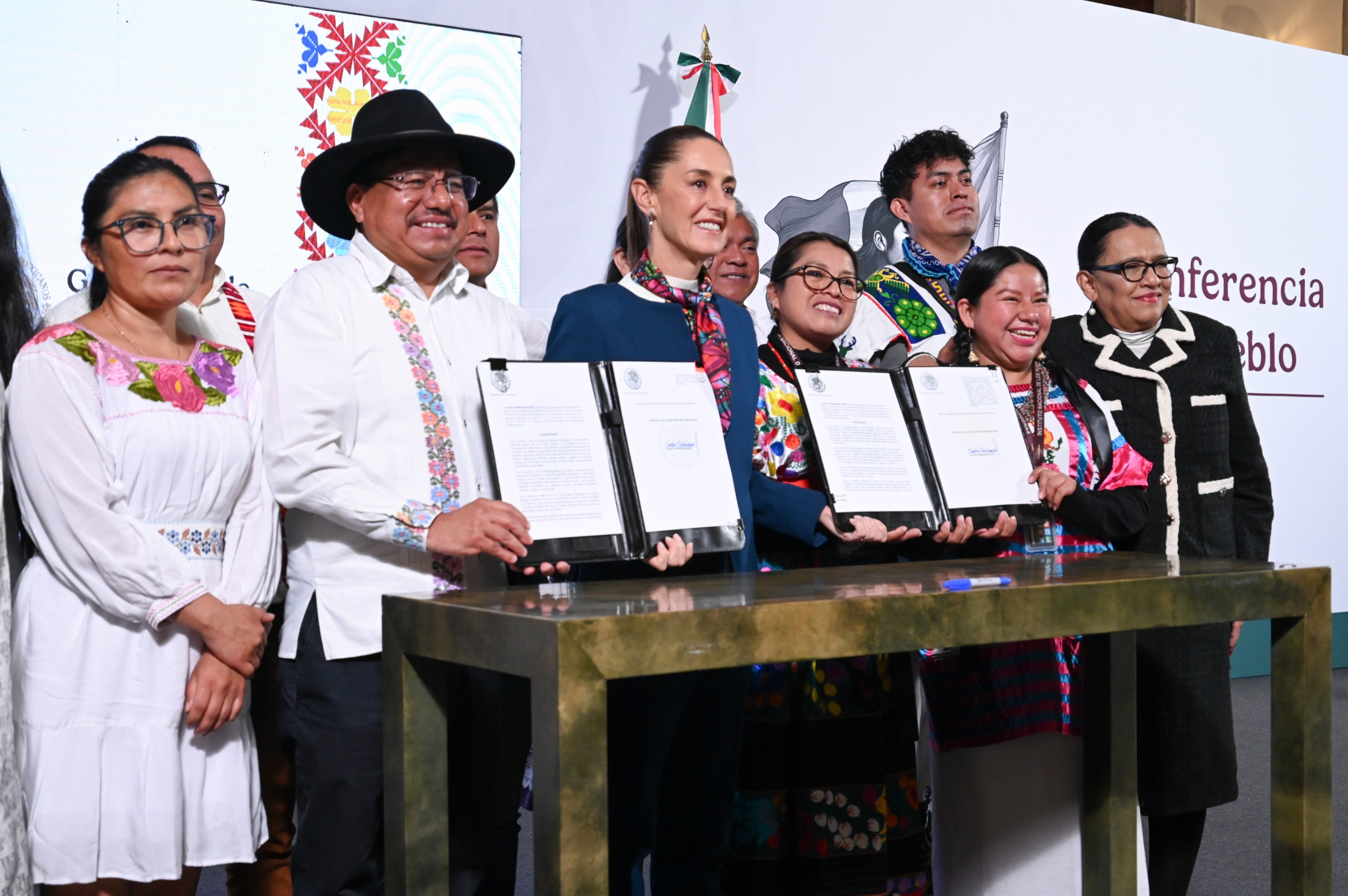 Claudia Sheinbaum Pardo encabezó la firma de dos decretos destinados a garantizar los derechos de pueblos originarios y afromexicanos.