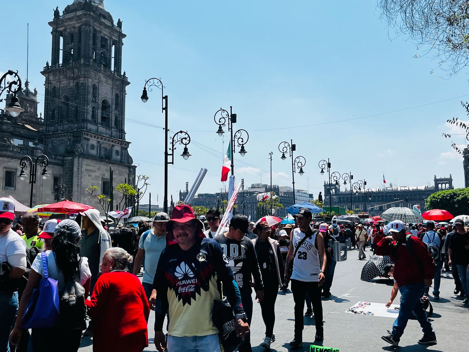 “A México se le respeta”. El mensaje, escrito entre el verde, blanco y rojo de la bandera mexicana se repite en más de una pancarta