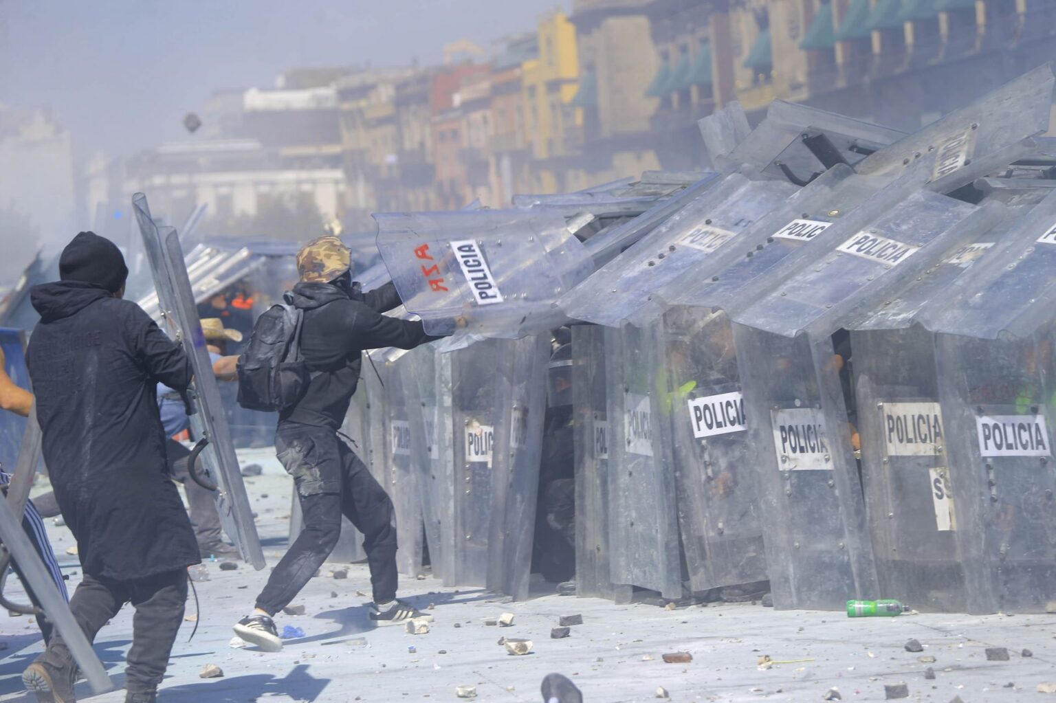 En marcha de generación Z, mil encapuchados generaron violencia en el Zócalo: CDMX - Contralínea